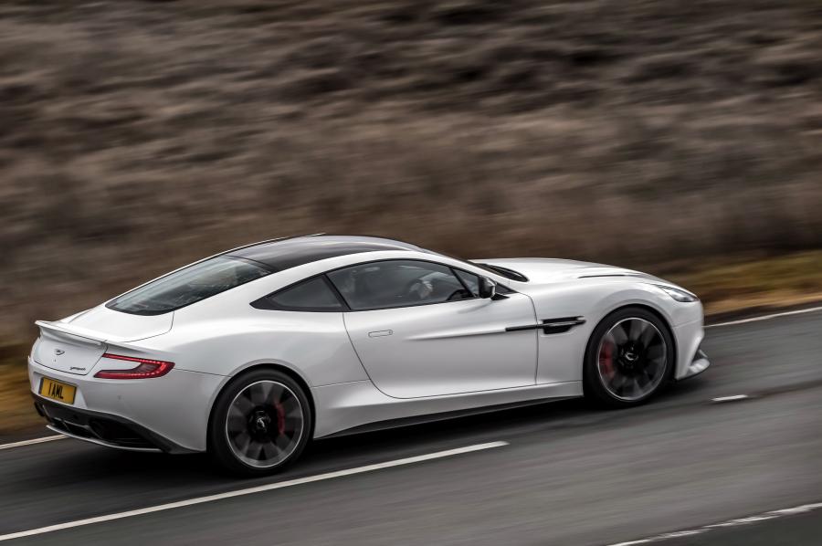 Aston Martin Vanquish Carbon White 2014 года  (UK) (фото 2 из 8)